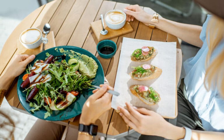 Catering dietetyczny dla osób starszych – jak pomaga zadbać o zdrowie i wygodę